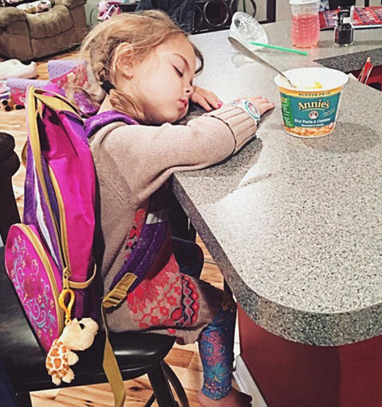 いつでもどこでもスイッチオフ！子供のおもしろ寢姿寫真がネットで話題に