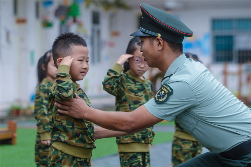 ちびっこ軍事訓(xùn)練始まる　浙江省