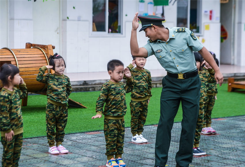 ちびっこ軍事訓(xùn)練始まる　浙江省