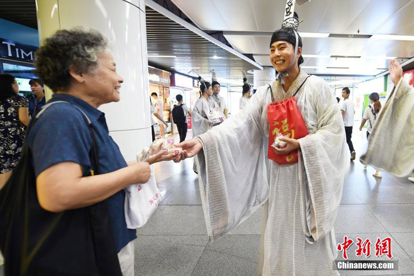 コスプレした若者たちが街中で月餅配布　南京