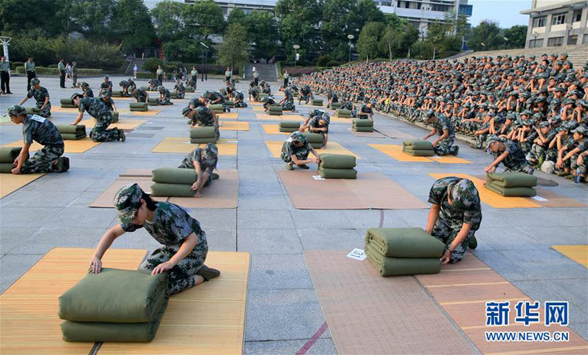 大學軍事訓練で「布団畳み」競技の試合開催　湖南省