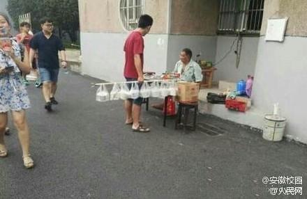 8人分のデリバリーを棒で一抱え　心根優(yōu)しいルームメイト発見！