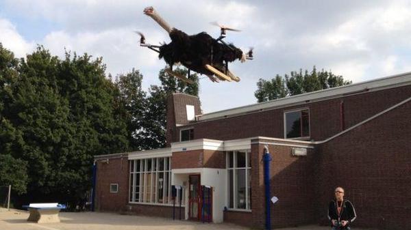 究極のチカラ発揮？動物標本で作ったドローン