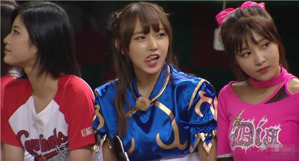 コスプレ美少女によるアクロバットな始球式に観客唖然　韓國