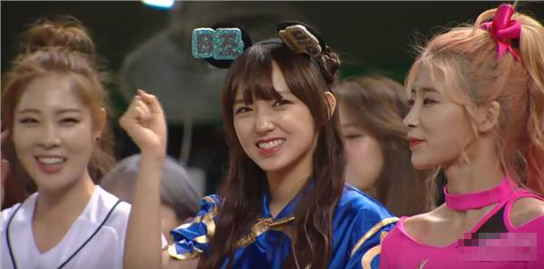 コスプレ美少女によるアクロバットな始球式に観客唖然　韓國(guó)