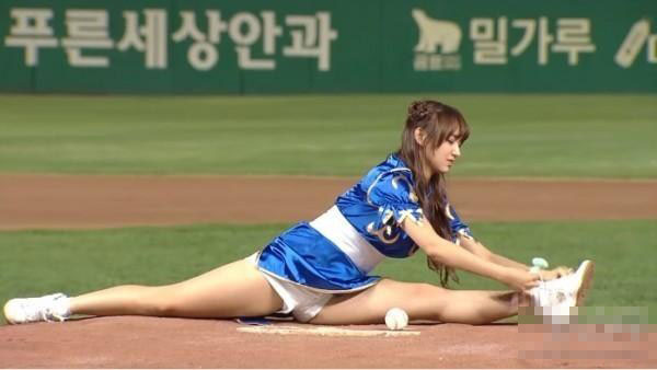 コスプレ美少女によるアクロバットな始球式に観客唖然　韓國