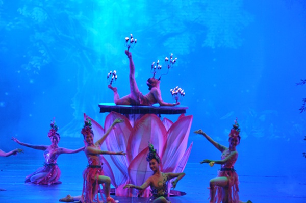 さまざまなパフォーマンスが鑑賞できる「聖象峨眉」