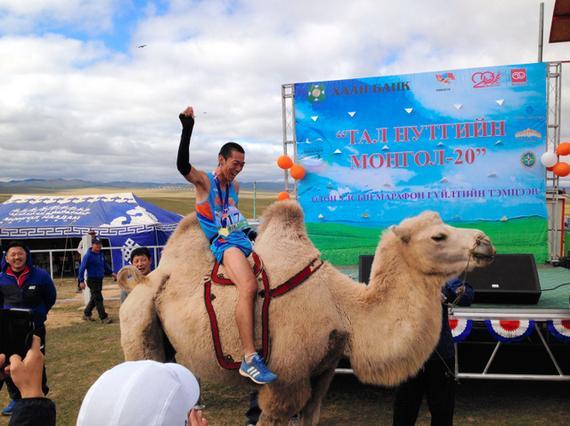持ち帰れない！モンゴルマラソン優(yōu)勝の日本人選手、賞品はなんとラクダ！