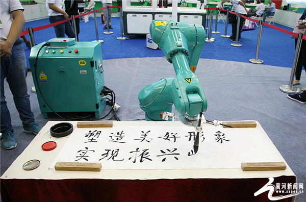 スマートロボット、書道を披露