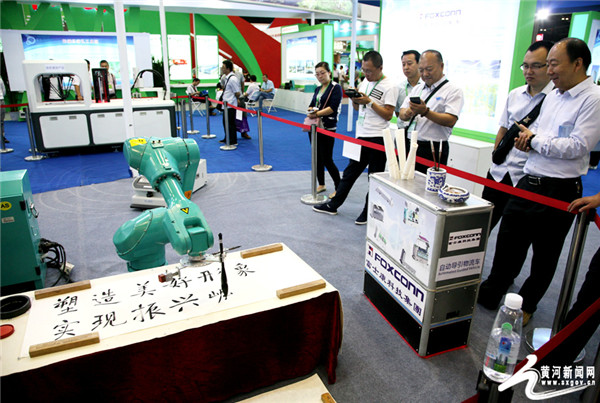 スマートロボット、書道を披露