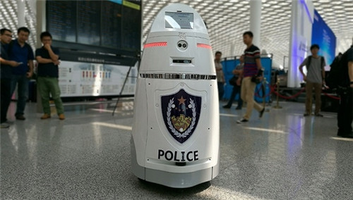 中國初の警備ロボット、深センの空港をパトロール