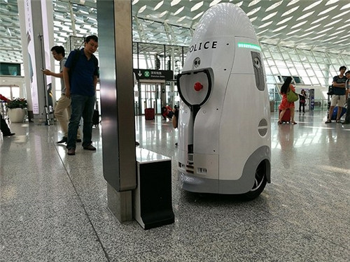 中國初の警備ロボット、深センの空港をパトロール