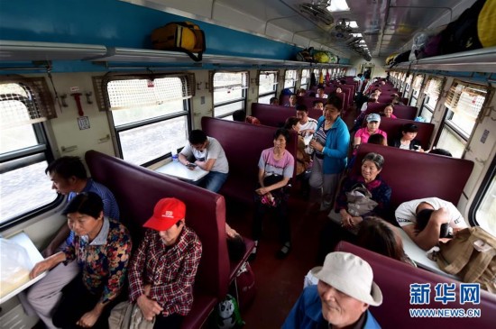 泰山の山奧を通り抜ける「路線バス」列車(chē)