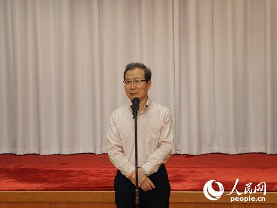 挨拶する程永華大使