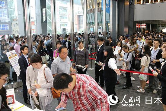 展示會開催前から早くもできた長蛇の列。