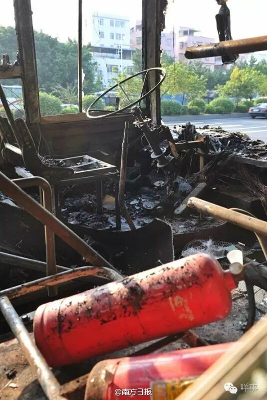 スクールバス火災(zāi)、通りかかった3人の國(guó)境警備隊(duì)員が小學(xué)生46人を救出　広州