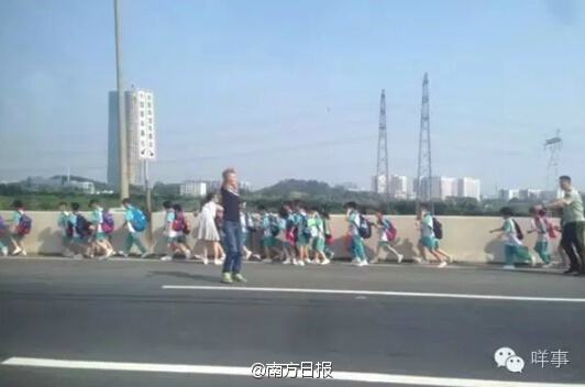 スクールバス火災(zāi)、通りかかった3人の國境警備隊員が小學(xué)生46人を救出　広州
