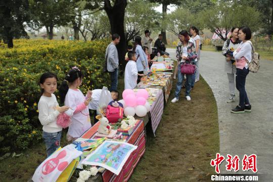 成都の子どもたち、國(guó)慶節(jié)は遊びに出かけず「フリーマーケット」を経営