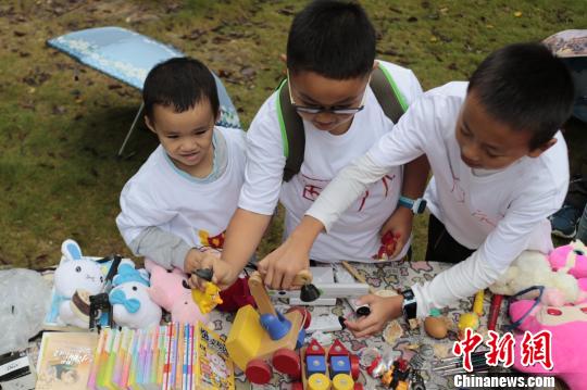 成都の子どもたち、國慶節(jié)は遊びに出かけず「フリーマーケット」を経営