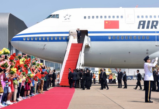 李克強総理が澳門に到著　空港で挨拶