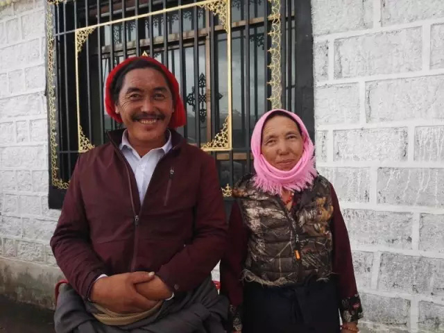 チベット族の巴魯さん（左）