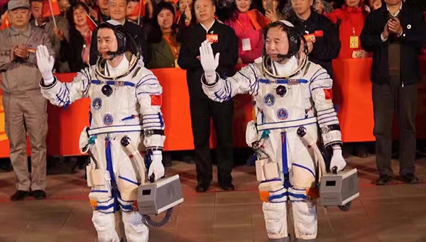 有人宇宙船「神舟11號(hào)」の出征式行われる