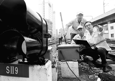 高速列車、情報のレールを走る