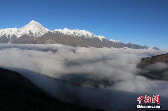 四川省ミニヤコンカの主峰の雲(yún)海に珍しい御來(lái)迎