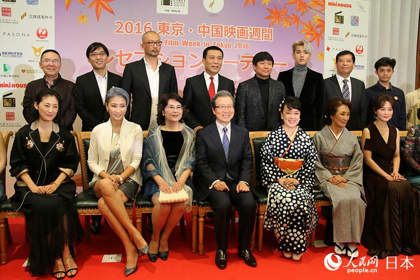 中日両國(guó)のゲストと集合寫(xiě)真を撮影する程永華駐日大使。