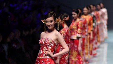 中國伝統(tǒng)の花嫁衣裳登場！