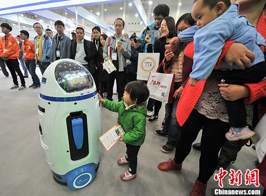 武漢光博會開幕　AIやVRなどの最先端技術(shù)が注目を浴びる