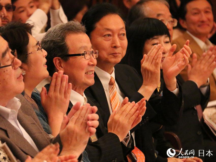 音楽會(huì)を鑑賞する程永華駐日大使と鳩山由紀(jì)夫元首相。