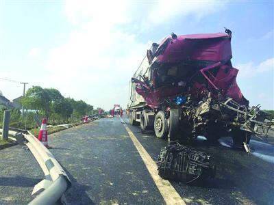 上海の高速道で多重事故　9人死亡43人ケガ