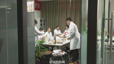 會社でおやつを休みなく食べる？　中國のある食品會社の業(yè)務(wù)