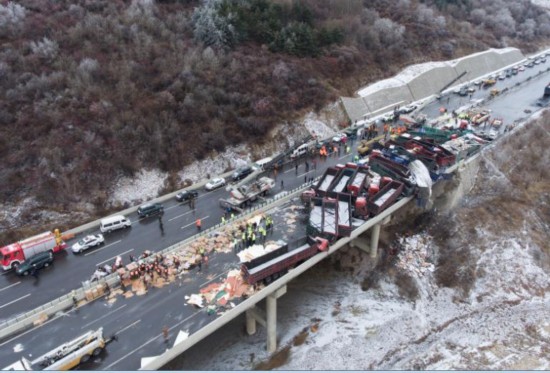 山西省の高速道路で56臺絡(luò)む多重事故　17人死亡 