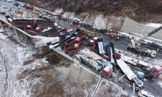 山西省の高速道路で56臺(tái)絡(luò)む多重事故　17人死亡 