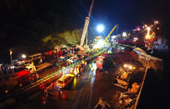 山西省の高速道路で56臺(tái)絡(luò)む多重事故　17人死亡 