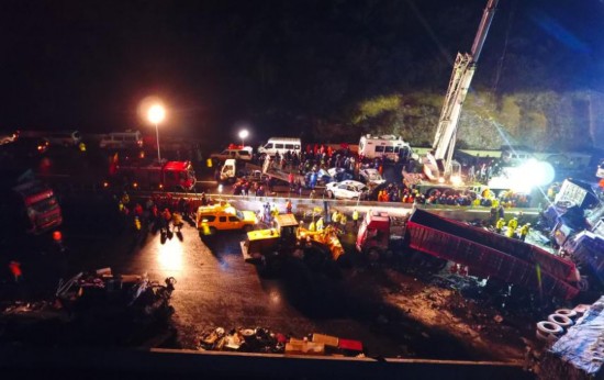 山西省の高速道路で56臺絡(luò)む多重事故　17人死亡 