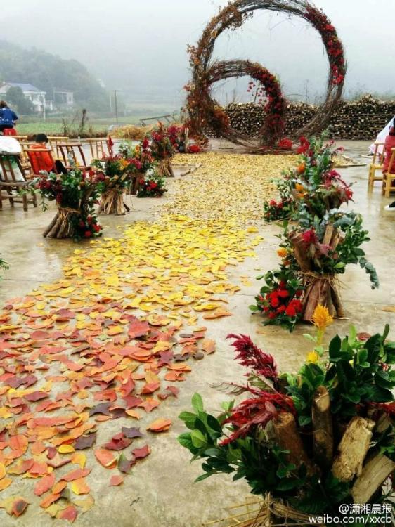 野山の草花で飾り付けた自然の美しさ溢れる田舎の結(jié)婚式