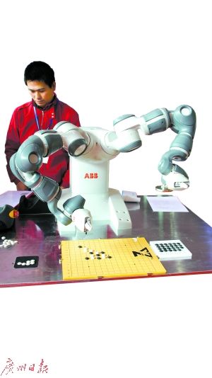 産業(yè)ロボット、荷物の仕分けなどの「絶技」を披露