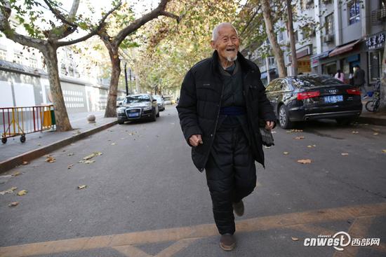 西安、101歳の男性が公園で元?dú)荬诉\(yùn)動