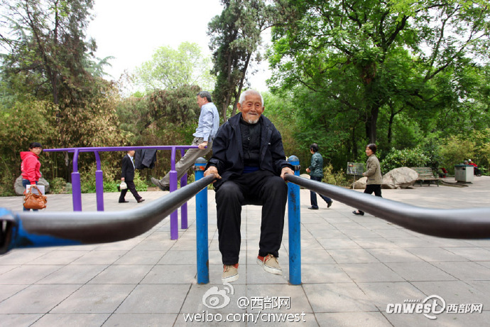 西安、101歳の男性が公園で元?dú)荬诉\(yùn)動(dòng)