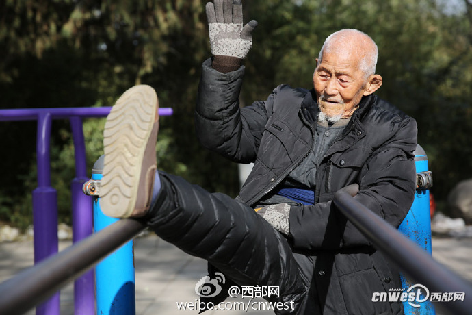西安、101歳の男性が公園で元?dú)荬诉\(yùn)動