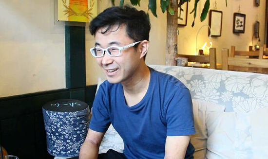 第25回人の輪を広げる食べ會、中國で日本を紹介するサロン　中日ハーフ　馬鴻志さん　　留學(xué)や仕事でせっかく北京に來ても、「中國人の友達(dá)がなかなかできない」、「定番の中華料理ばかりで、もっとディープな中國を知りたい」という人は多いのではないだろうか。今回は人民大學(xué)卒業(yè)後、仕事の傍ら食や文化に関する中日交流イベントを自ら企畫?運(yùn)営している馬鴻志さんをご紹介したい。[日本語版]  [中國語版]  