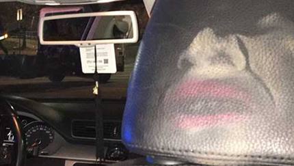 衝突事故で車のシートに濃厚メイクの「魚拓」が！