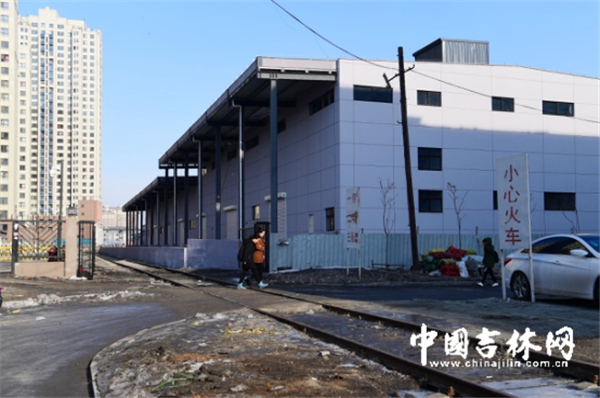 列車が通過(guò)する大學(xué)キャンパス、沿線には學(xué)生寮と食堂も　長(zhǎng)春