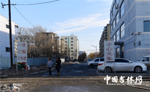 列車が通過する大學(xué)キャンパス、沿線には學(xué)生寮と食堂も　長春