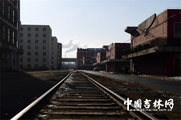 列車が通過する大學(xué)キャンパス、沿線には學(xué)生寮と食堂も　長春