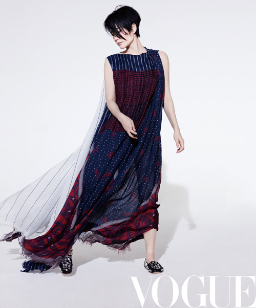 飾らない自然體が美しい　歌手の王菲が雑誌の表紙でショートヘア披露