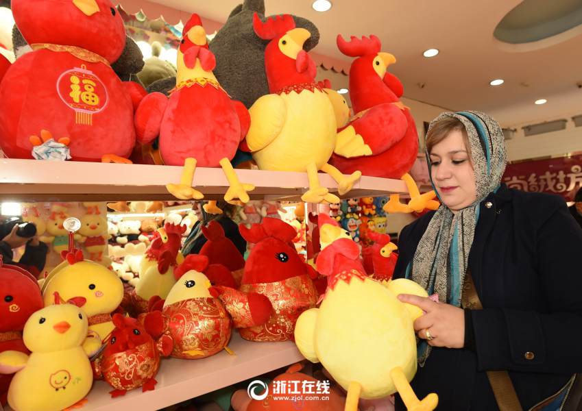 來年の干支「酉」に因んだニワトリのぬいぐるみ需要ピークに！